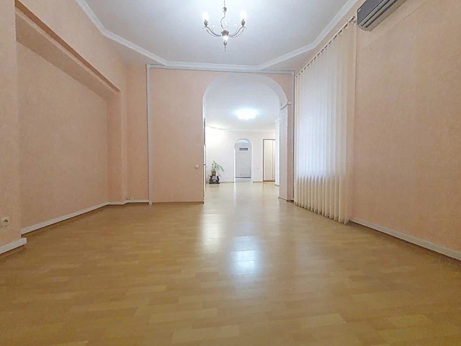 Office for rent. 4 rooms, 140 m², 3rd floor. 34, Rustavely, Kyiv. 
