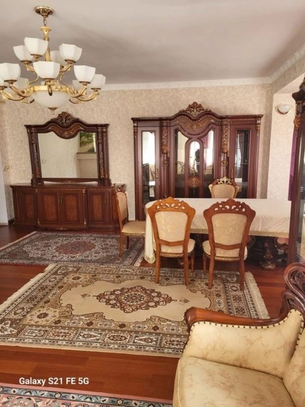 House for sale. 5 rooms, 350 m². Khotiv. 