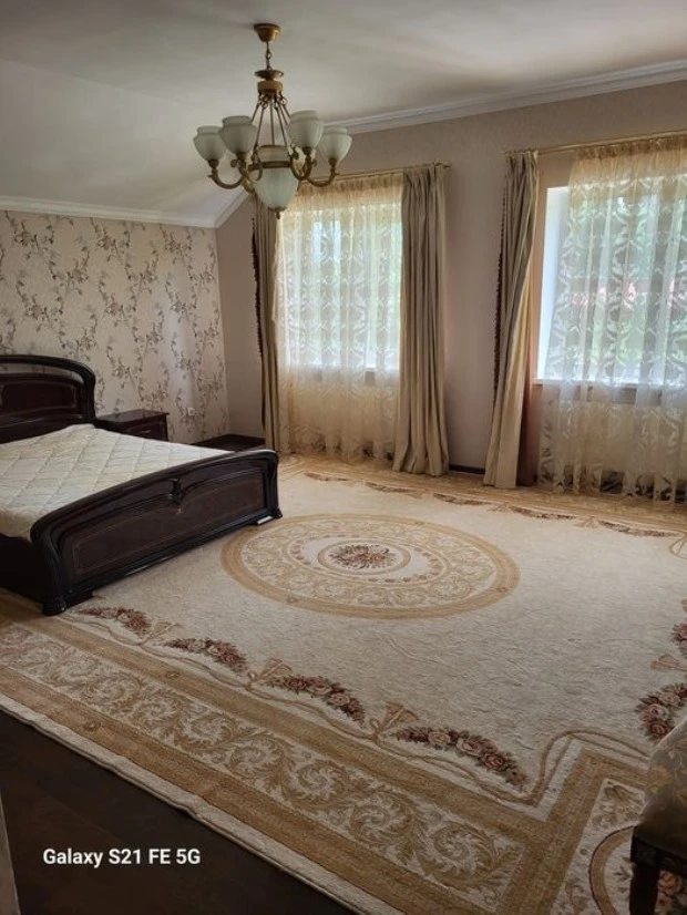 House for sale. 5 rooms, 350 m². Khotiv. 