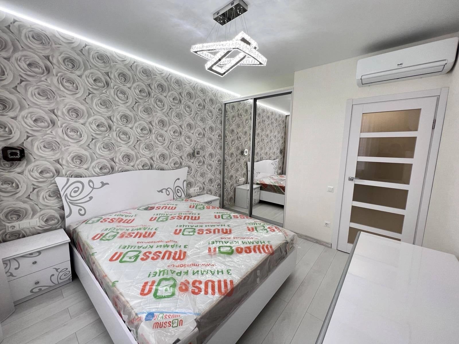 Apartments for sale. 2 rooms, 42 m², 6th floor/19 floors. 8, Zhemchuzhnaya ul., Odesa. 