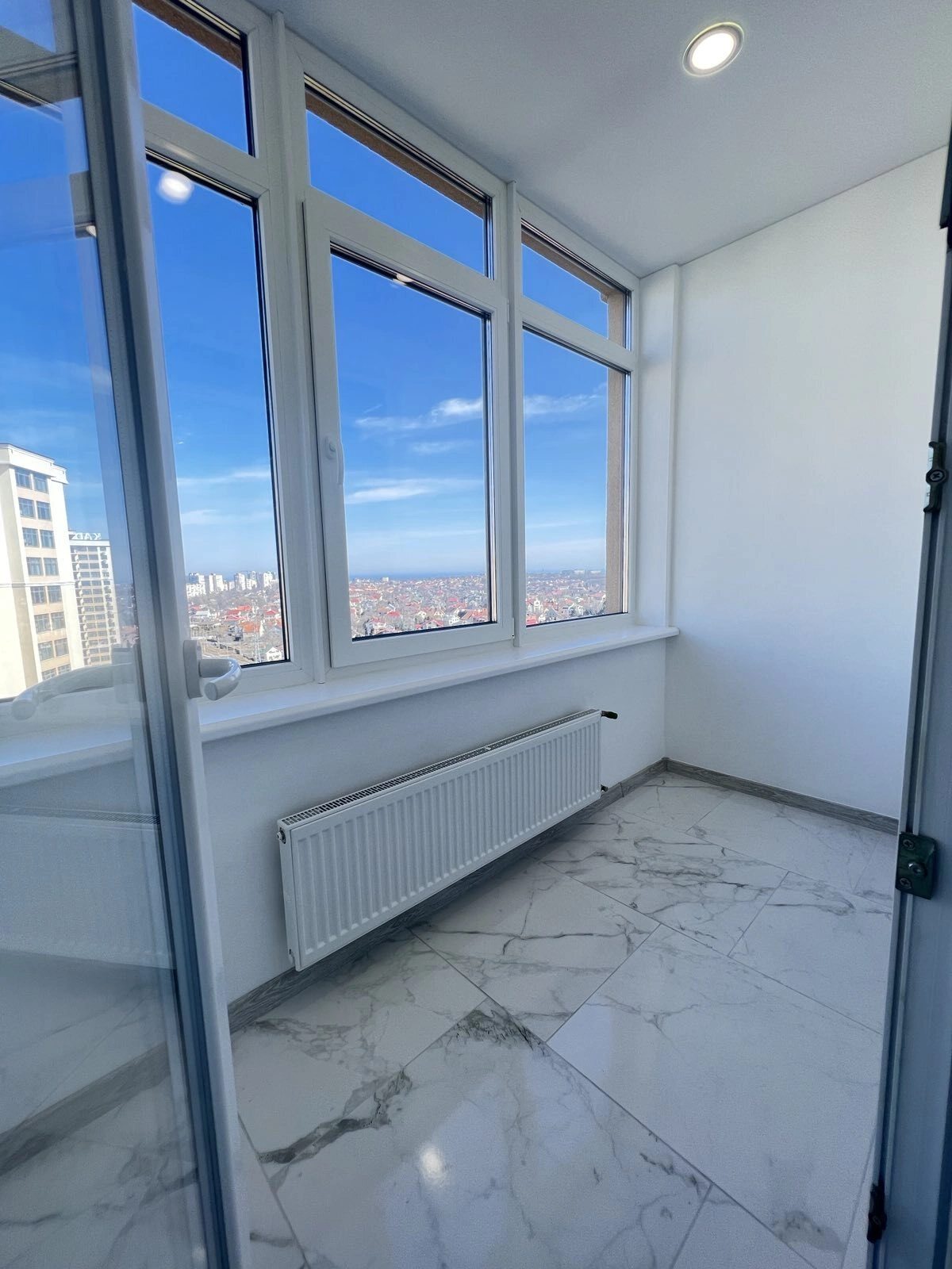 Apartments for sale. 2 rooms, 60 m², 16 floor/19 floors. 8, Zhemchuzhnaya ul., Odesa. 