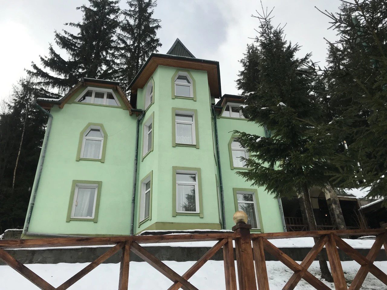Готельний комплекс з виходом до лісу в селі Яблуниця