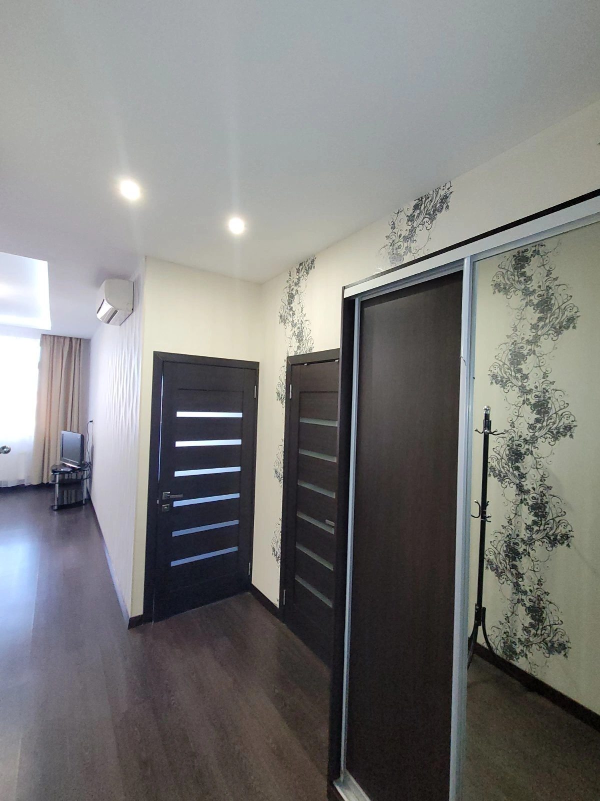Apartments for sale. 1 room, 42 m², 5th floor/18 floors. 3, Zhemchuzhnaya ul., Odesa. 