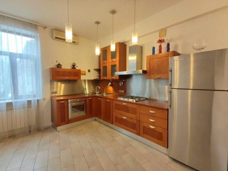 Apartment for rent. 3 rooms, 125 m², 2nd floor/3 floors. 6, Bilokur Kateryny 6, Kyiv. 