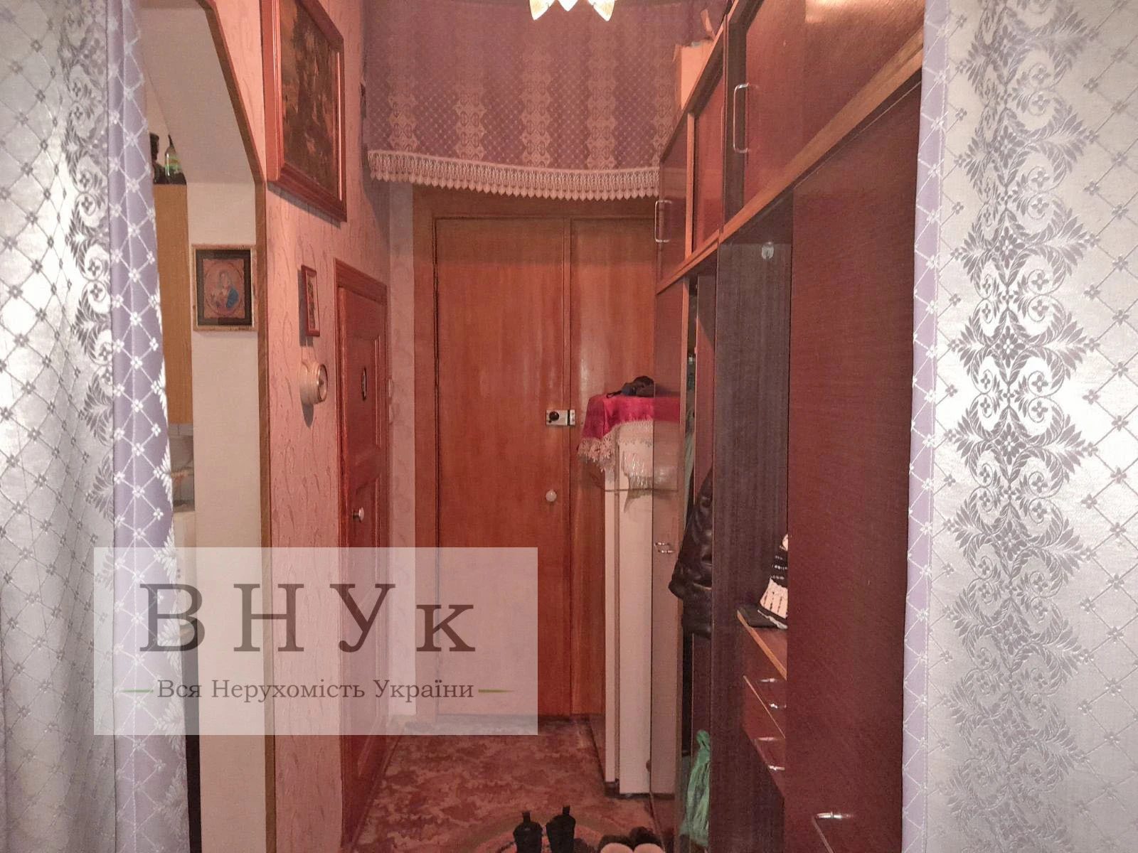 Apartments for sale 2 rooms, 447 m², 4th fl./4 floors. Khmelnytskoho B. vul., Ternopil. 