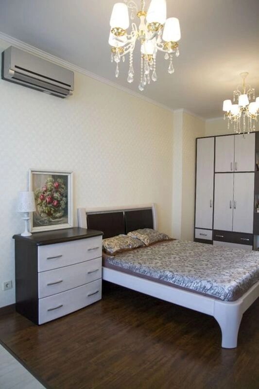 Apartments for sale. 2 rooms, 73 m², 2nd floor/16 floors. 5, Koroleva Akademyka ul., Odesa. 