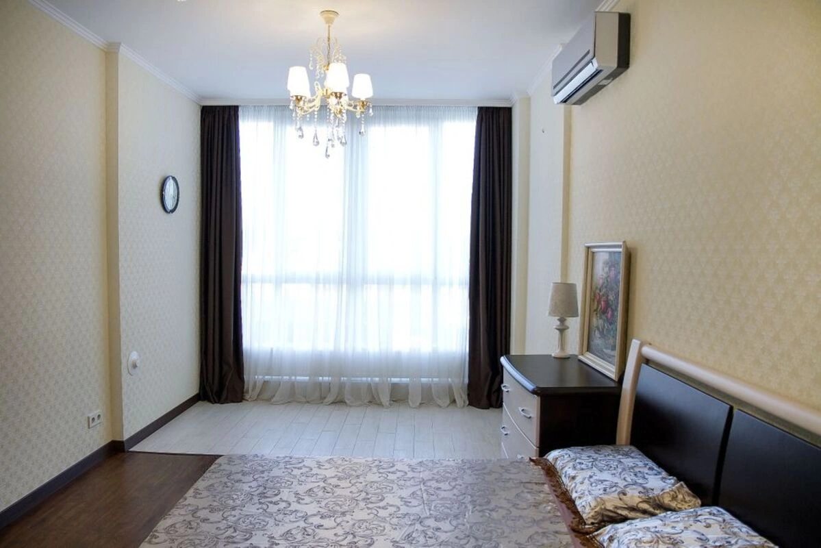 Apartments for sale. 2 rooms, 73 m², 2nd floor/16 floors. 5, Koroleva Akademyka ul., Odesa. 
