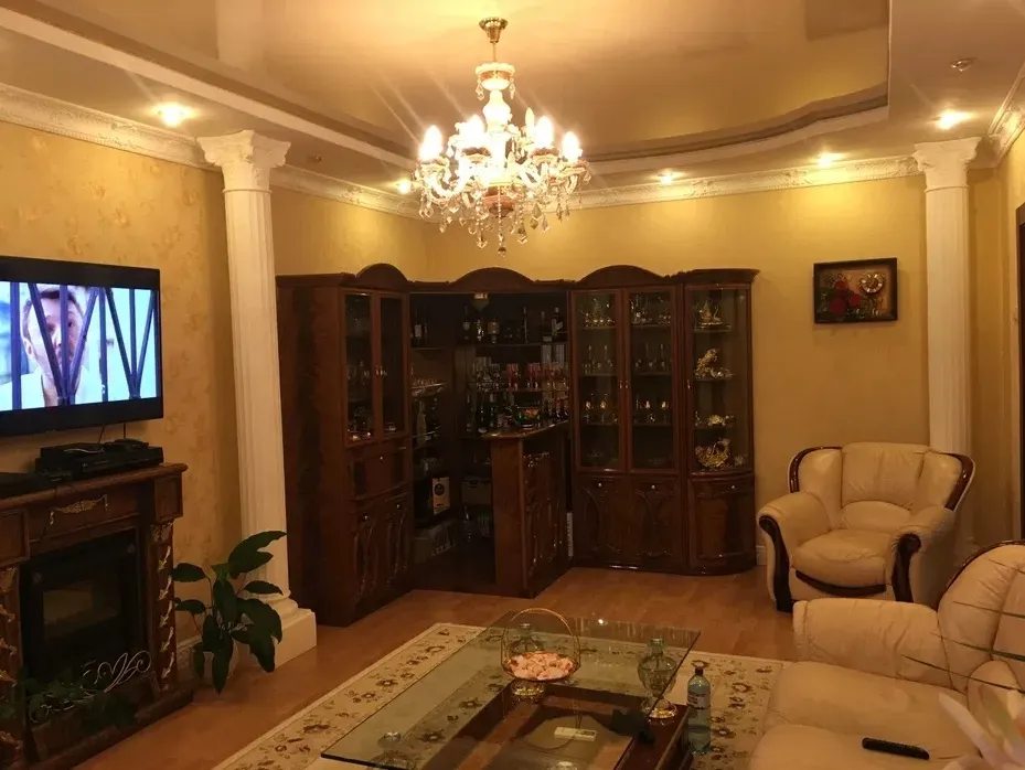 House for sale. 8 rooms, 310 m², 2 floors. Bohunskyy rayon, Zhytomyr. 