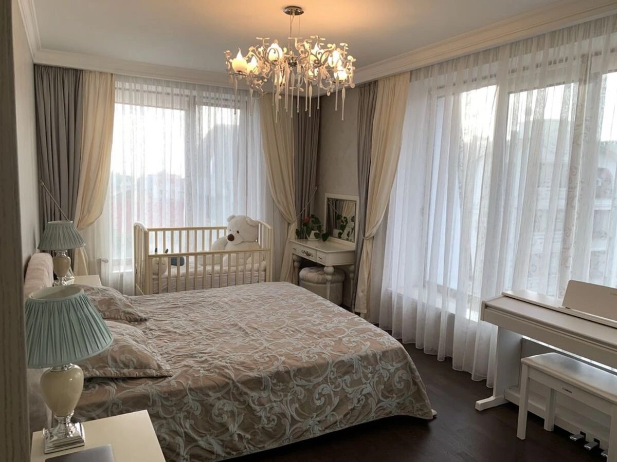 Apartments for sale. 2 rooms, 70 m², 5th floor/5 floors. 6, Tayrova , Odesa. 