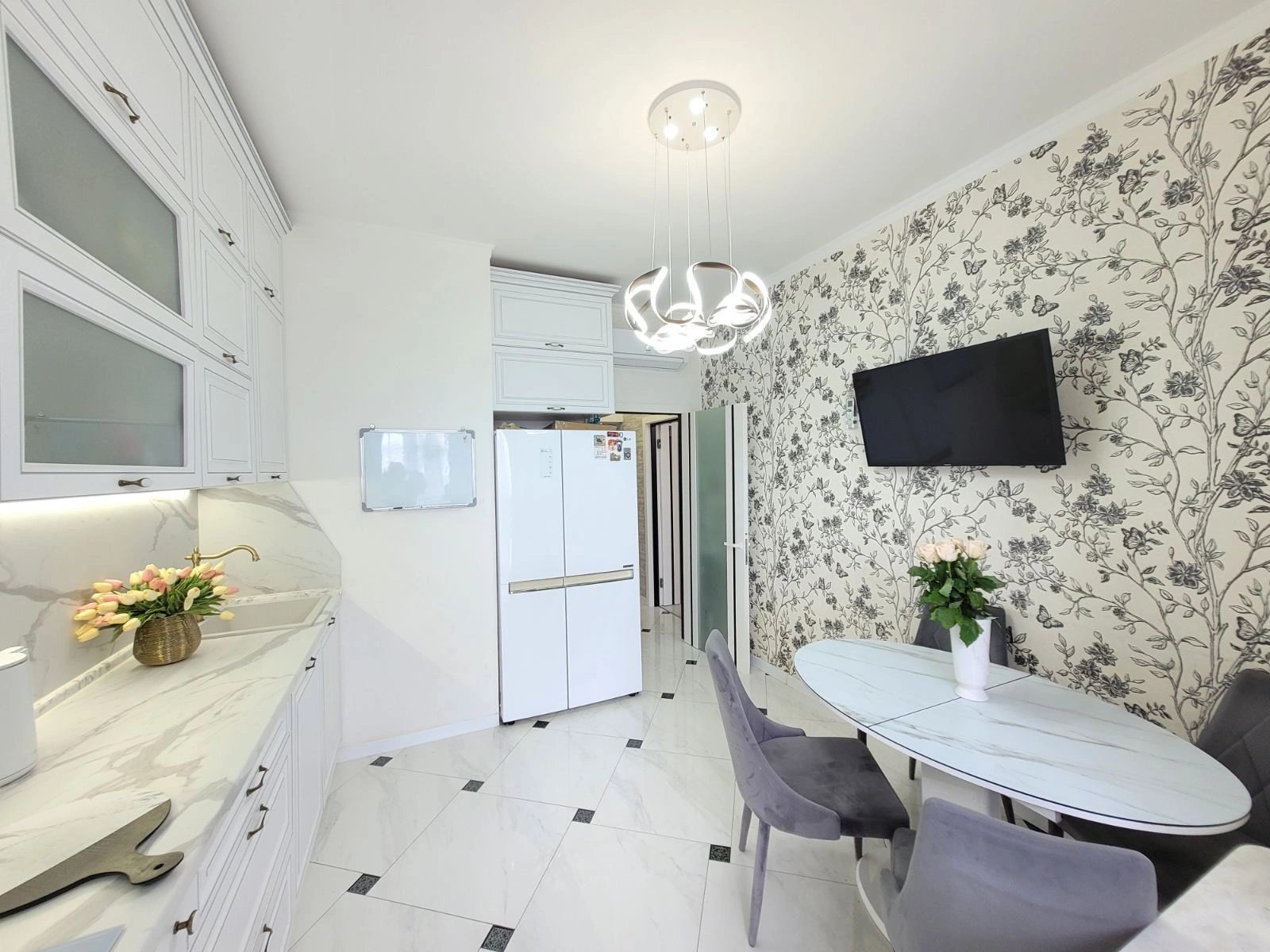 Apartments for sale. 2 rooms, 65 m², 13 floor/18 floors. 4, Zhemchuzhnaya ul., Odesa. 