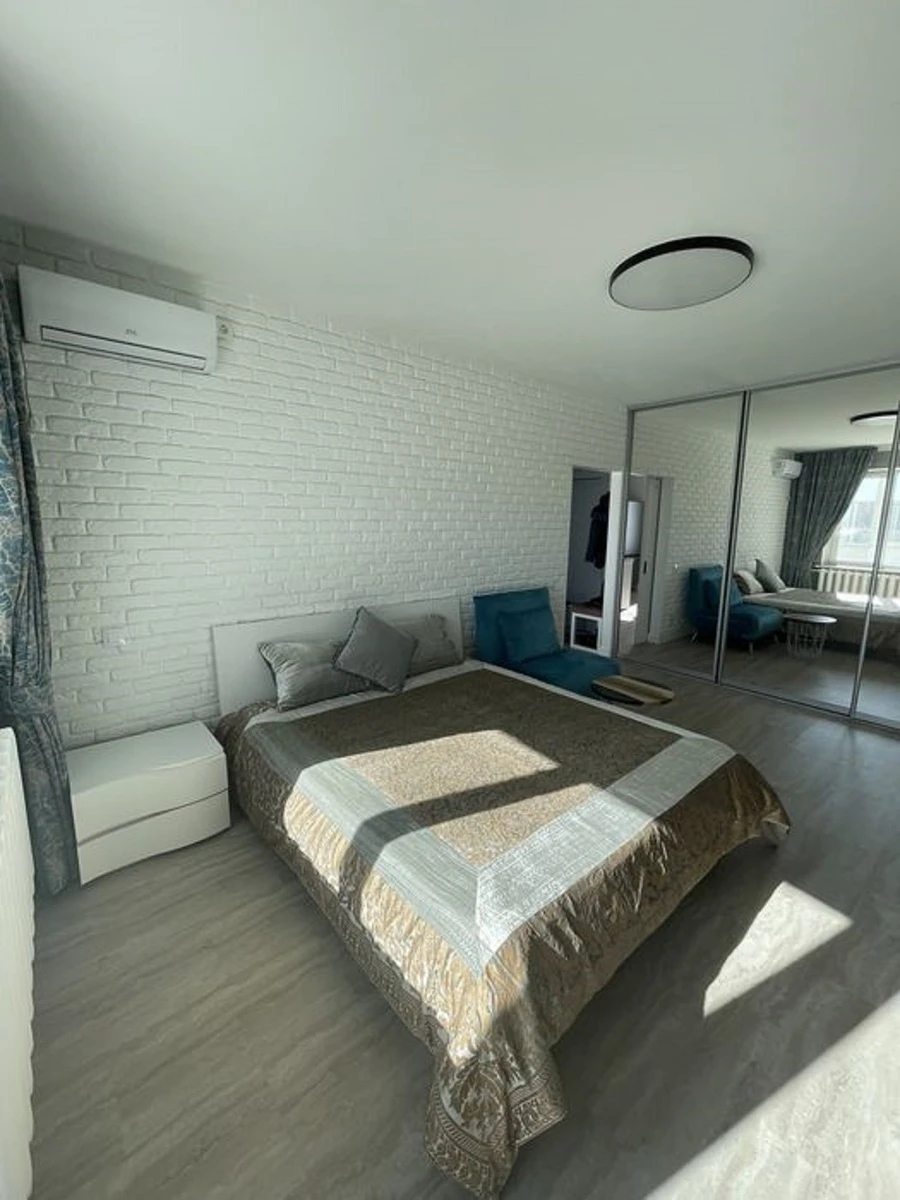 Apartments for sale. 1 room, 35 m², 6th floor/9 floors. 81, Vylyamsa Akademyka ul., Odesa. 