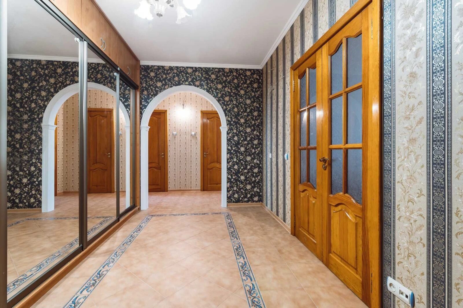 Apartments for sale. 3 rooms, 86 m², 4th floor/10 floors. 10, Topolynaya ul., Odesa. 