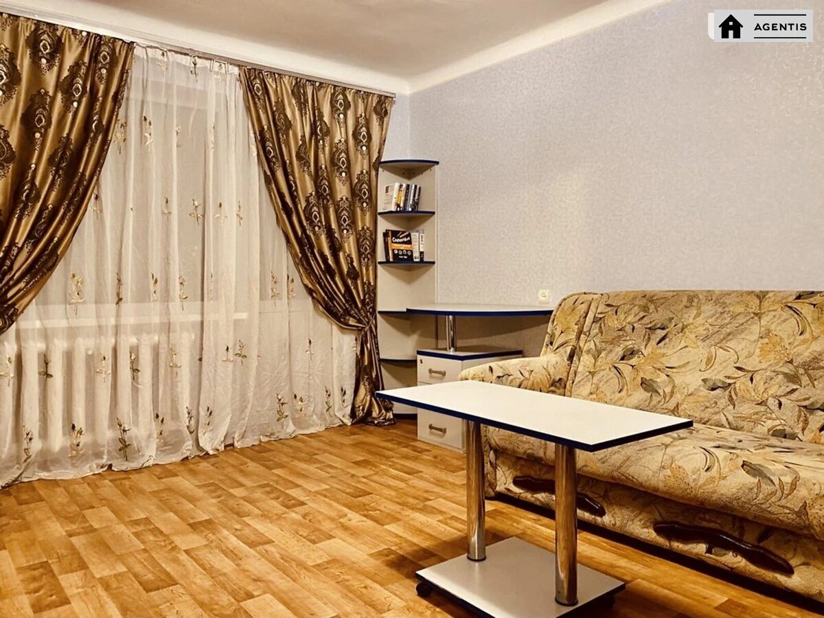 Сдам квартиру. 1 room, 35 m², 2nd floor/9 floors. 1, Украинская 1, Киев. 