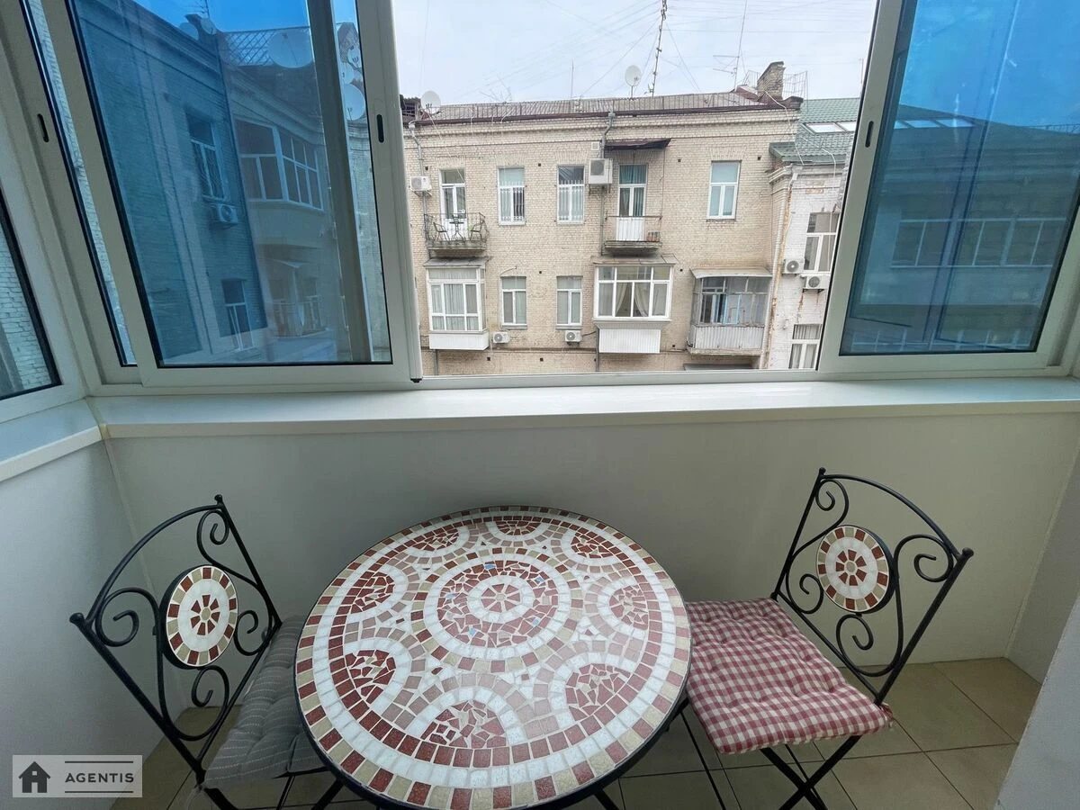 Apartment for rent. 4 rooms, 126 m², 3rd floor/5 floors. 26, Yaroslaviv Val 26, Kyiv. 