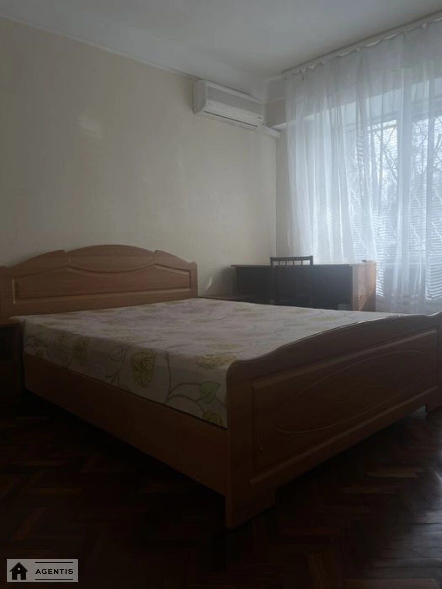 Apartment for rent. 2 rooms, 45 m², 1st floor/5 floors. 7, Geroyiv Oborony 7, Kyiv. 