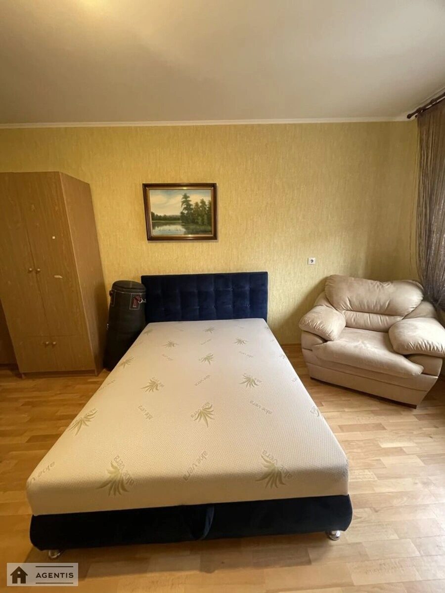 Сдам квартиру. 3 rooms, 100 m², 4th floor/16 floors. 3, Червоної калини пр., Киев. 