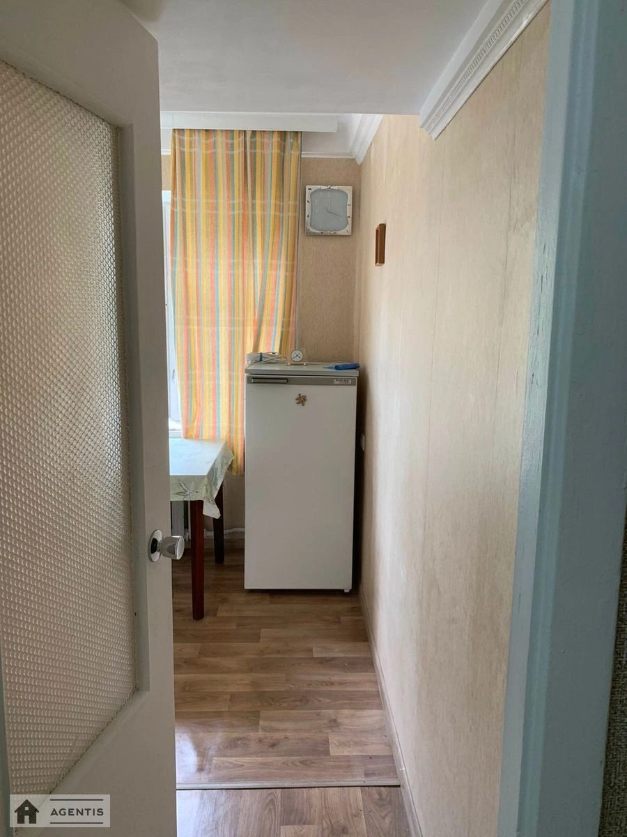 Сдам квартиру. 2 rooms, 45 m², 3rd floor/5 floors. 2, Бажова 2, Киев. 