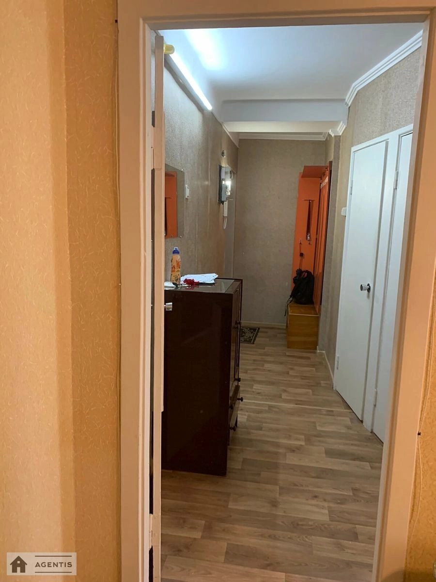 Сдам квартиру. 2 rooms, 45 m², 3rd floor/5 floors. 2, Бажова 2, Киев. 