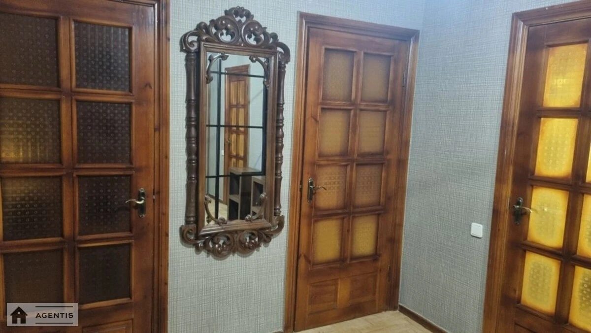 Apartment for rent. 3 rooms, 80 m², 4th floor/9 floors. Podilskyy rayon, Kyiv. 
