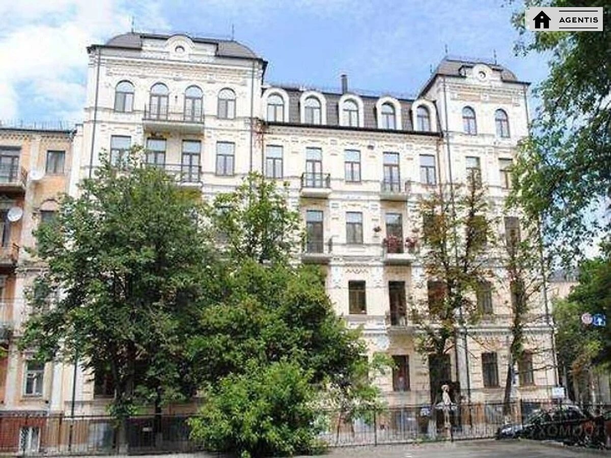 Сдам квартиру 3 комнаты, 105 m², 2 эт./5 этажей. Стрелецкая, Киев. 