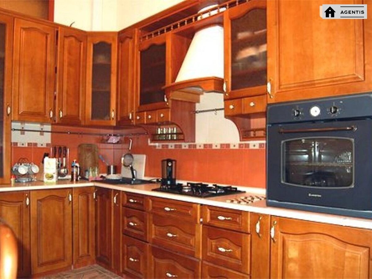 Apartment for rent. 3 rooms, 105 m², 2nd floor/5 floors. Striletcka, Kyiv. 
