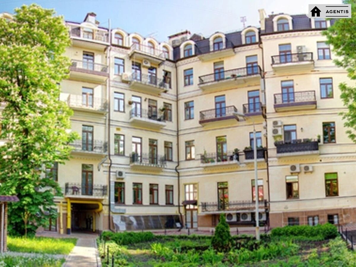 Сдам квартиру 3 комнаты, 105 m², 2 эт./5 этажей. Стрелецкая, Киев. 