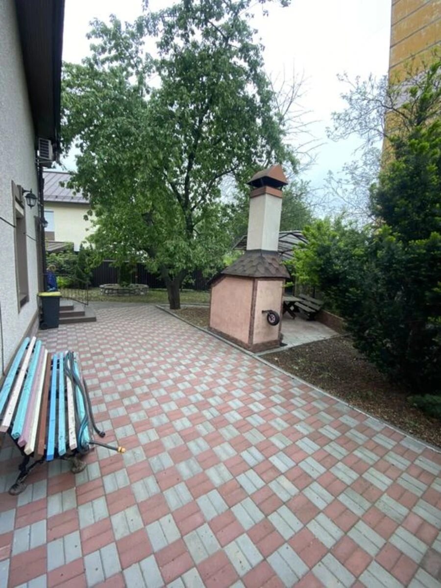 House for sale. 220 m², 3 floors. Shevchenkivskyy rayon, Kyiv. 