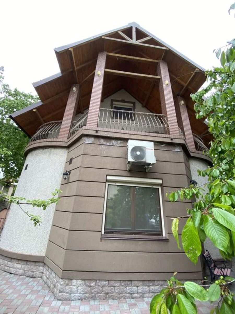 House for sale. 220 m², 3 floors. Shevchenkivskyy rayon, Kyiv. 