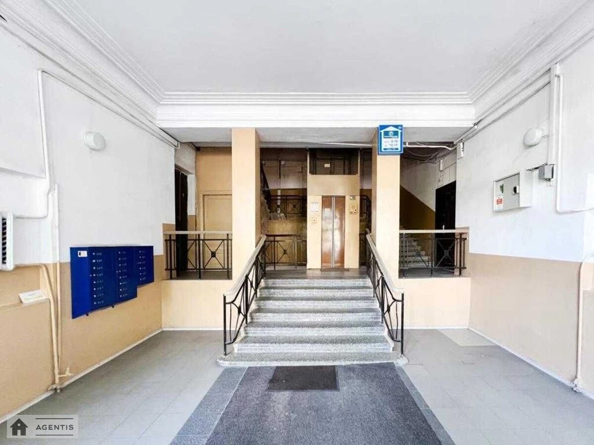 Apartment for rent. 3 rooms, 100 m², 3rd floor/6 floors. 3, Ivana Mazepy vul., Kyiv. 