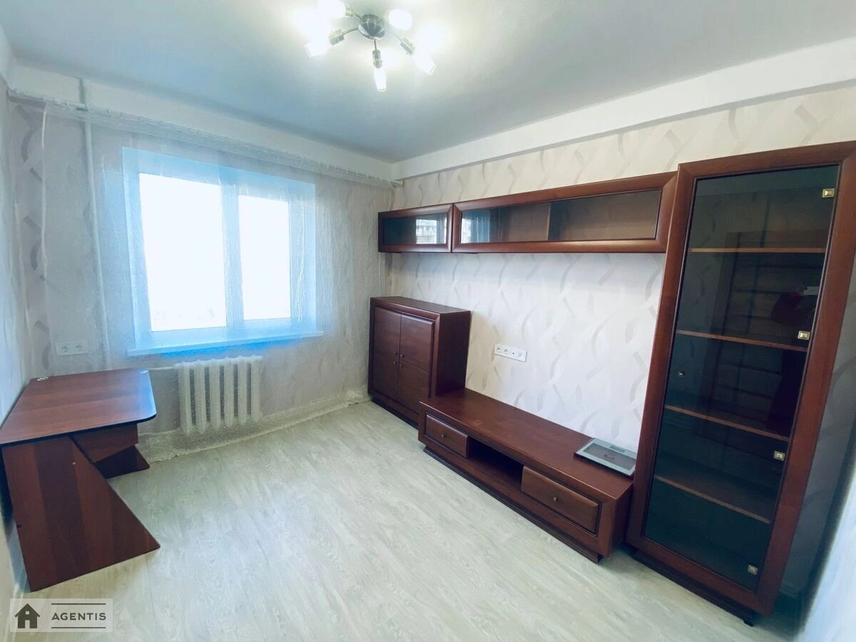 Сдам квартиру. 3 rooms, 68 m², 6th floor/9 floors. 21, Павла Тичини просп., Киев. 