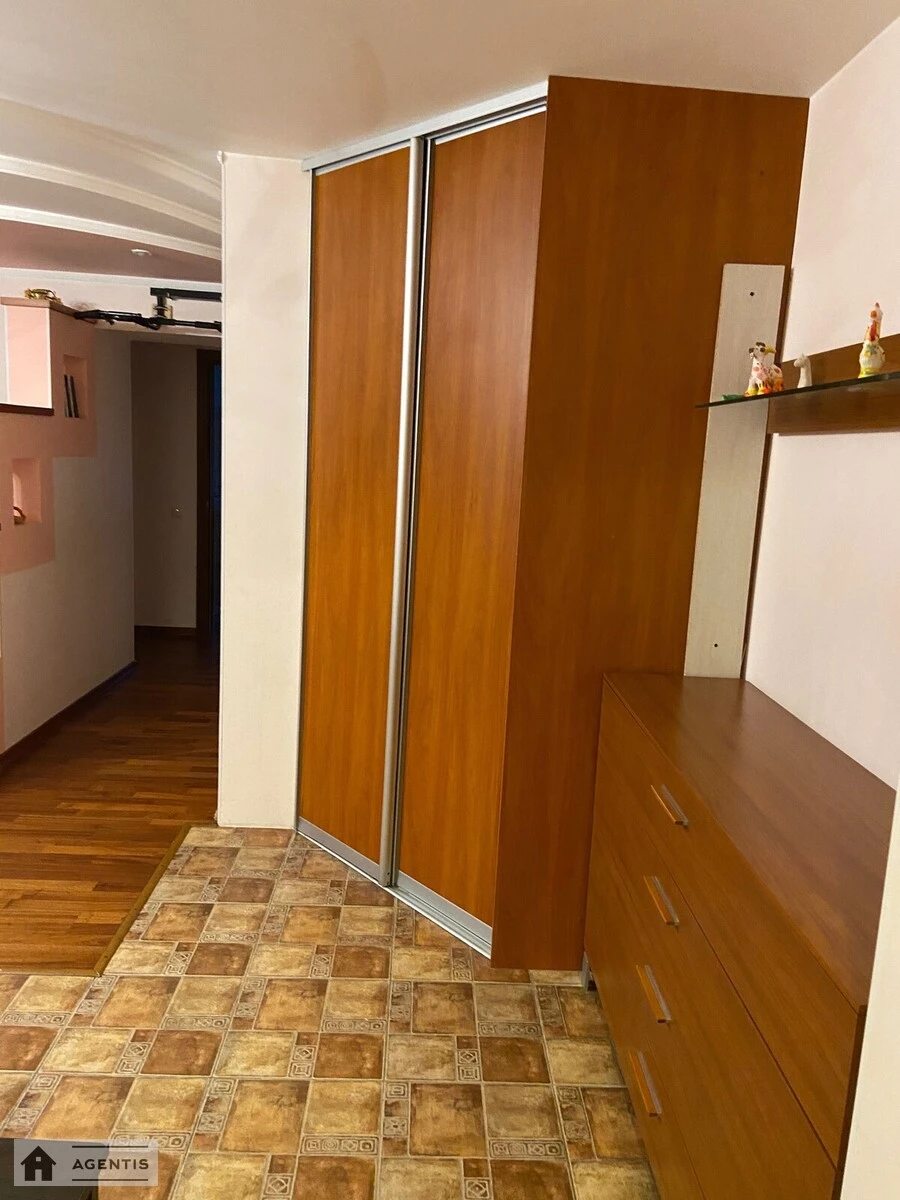 Apartment for rent. 3 rooms, 80 m², 3rd floor/14 floors. 12, Petra Radchenka vul., Kyiv. 