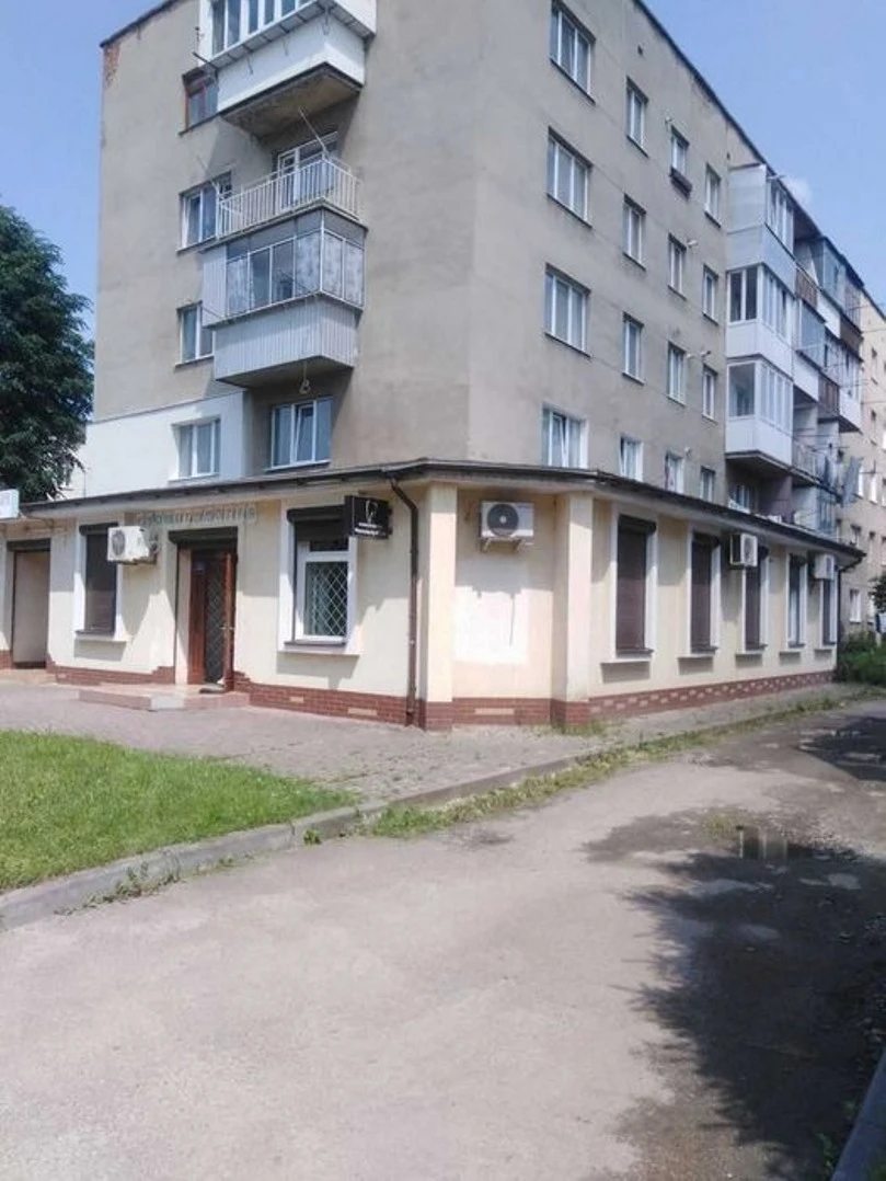 Real estate for sale for commercial purposes. 3 rooms, 270 m², 1st floor/5 floors. 7, Shkilna, Zhydachiv. 