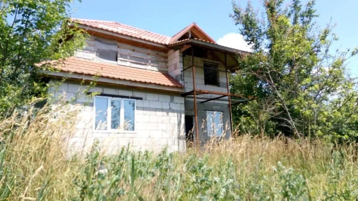 Недобудований будинок в с. Мала Каратуль
