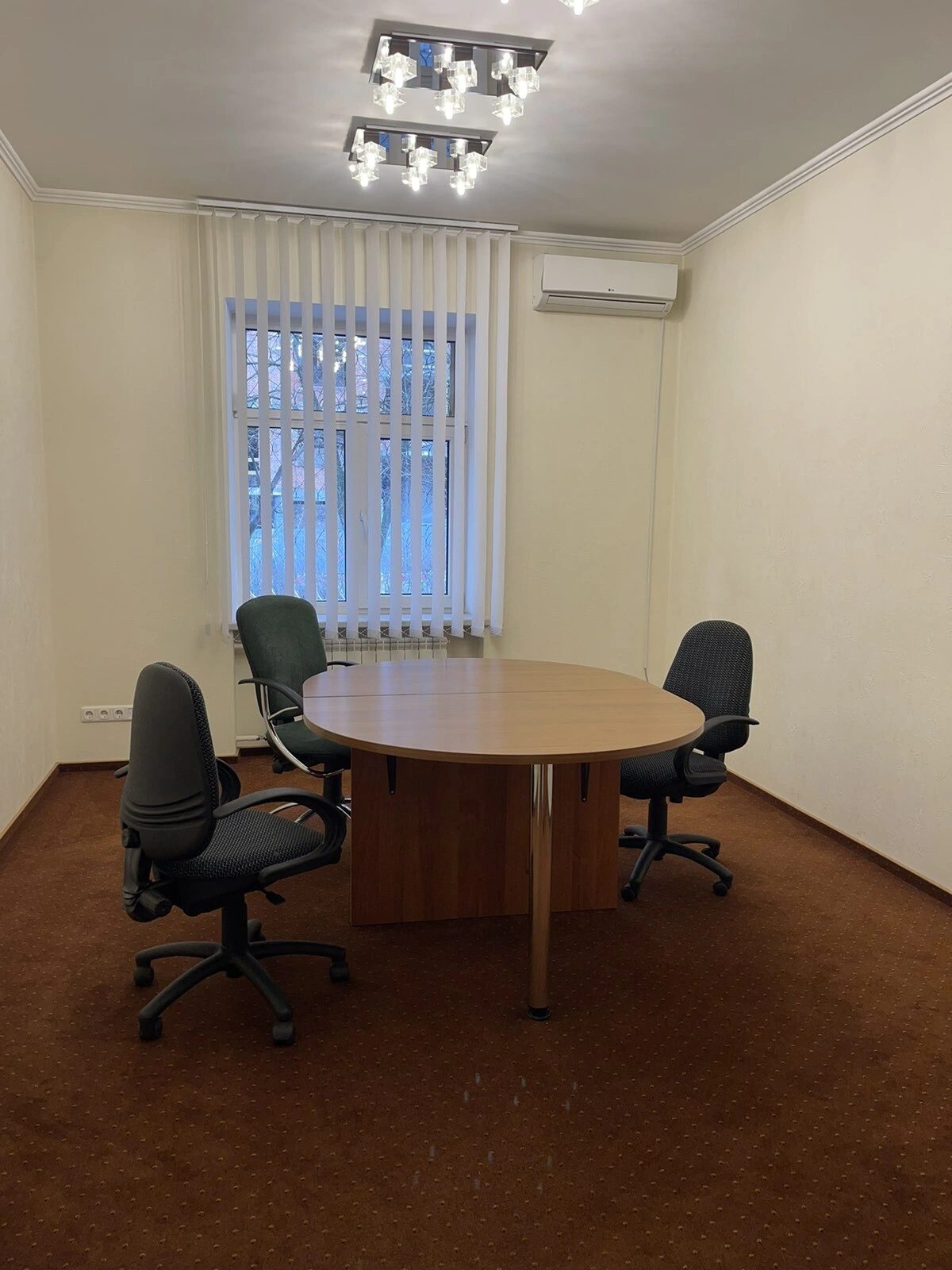 Продам офіс. 120 m², 1st floor/5 floors. 12, Олеся Гончара вул., Київ. 