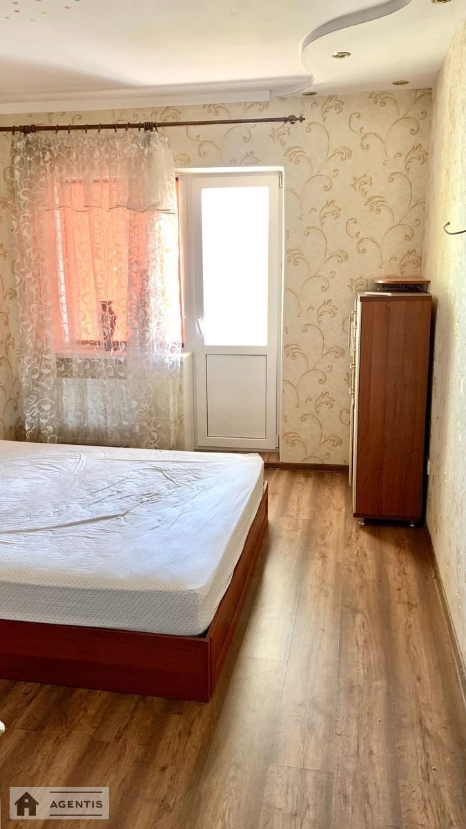 Apartment for rent. 3 rooms, 80 m², 2nd floor/2 floors. 23, Semaforna 23, Kyiv. 