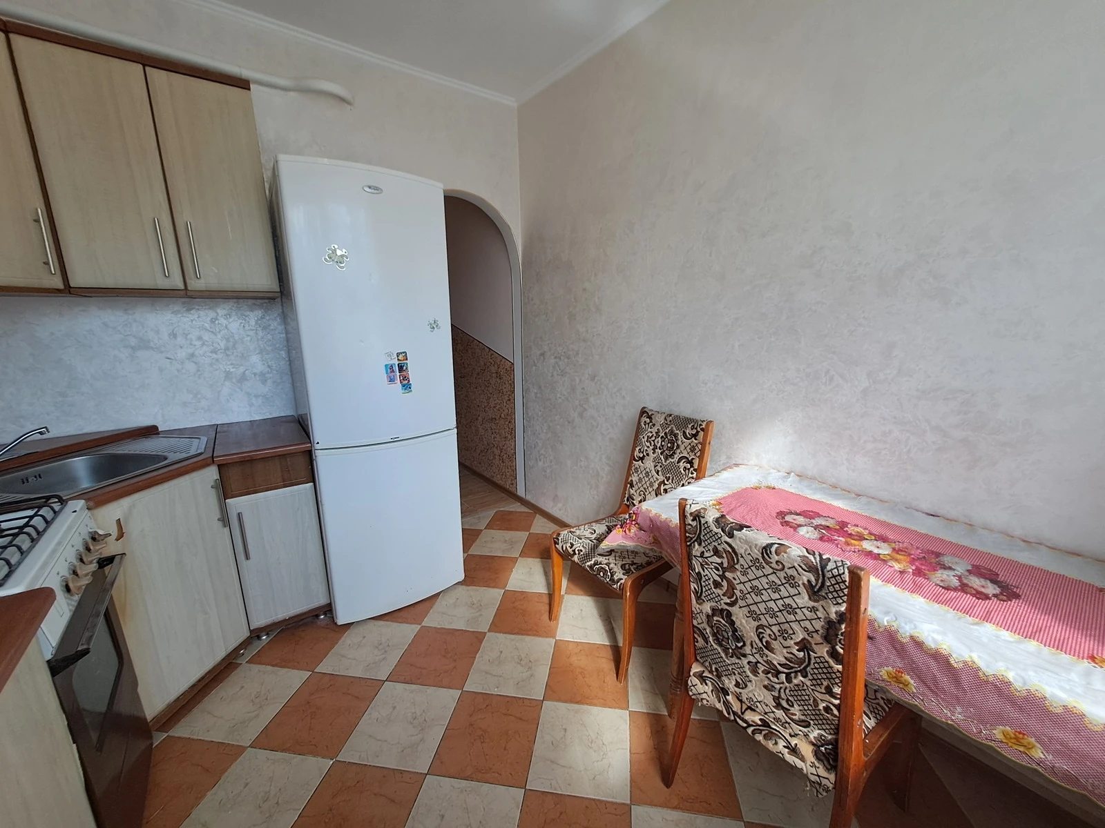 Apartment for rent. 2 rooms, 52 m², 1st floor/10 floors. Kutkivtsi Zolotohirska vul., Ternopil. 