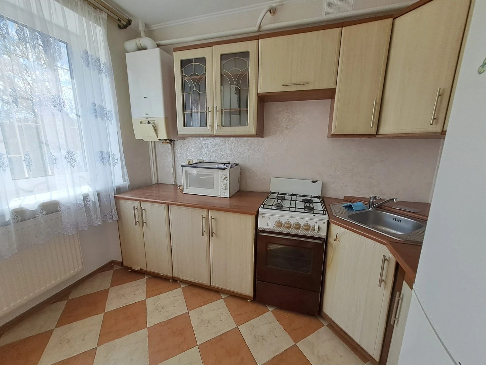 Apartment for rent. 2 rooms, 52 m², 1st floor/10 floors. Kutkivtsi Zolotohirska vul., Ternopil. 